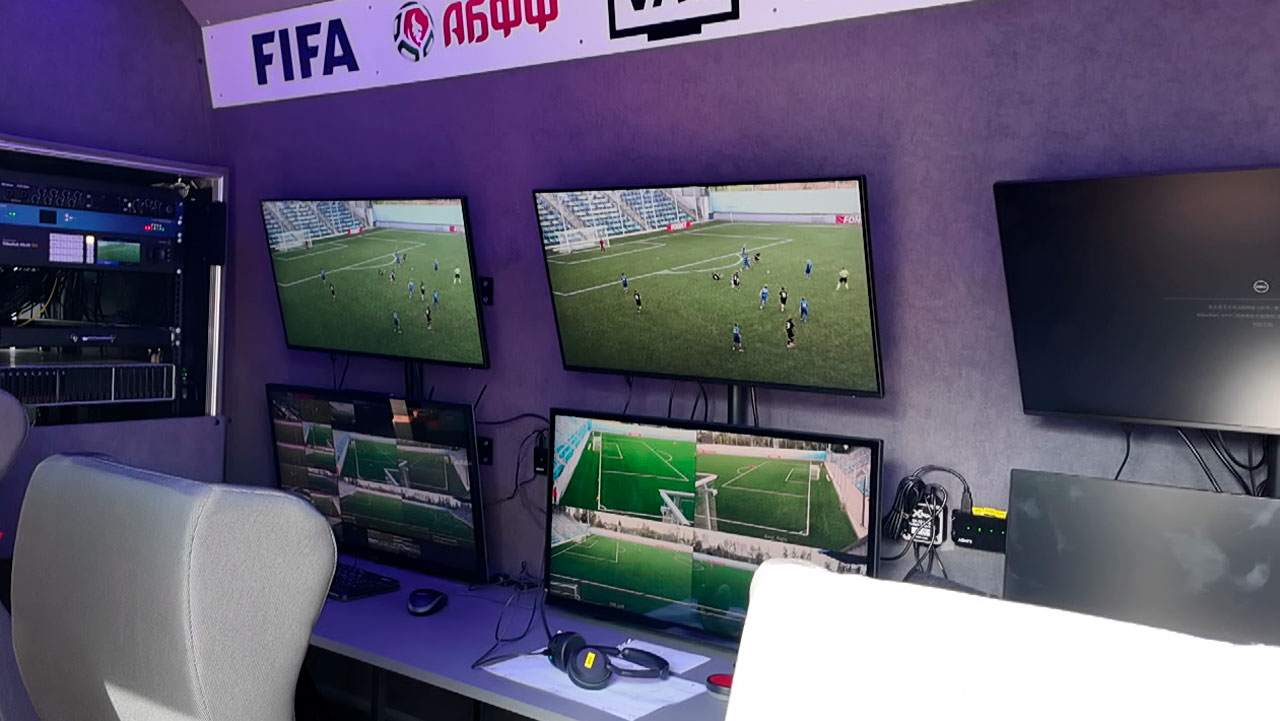 На футбольных полях Беларуси запустят систему VAR