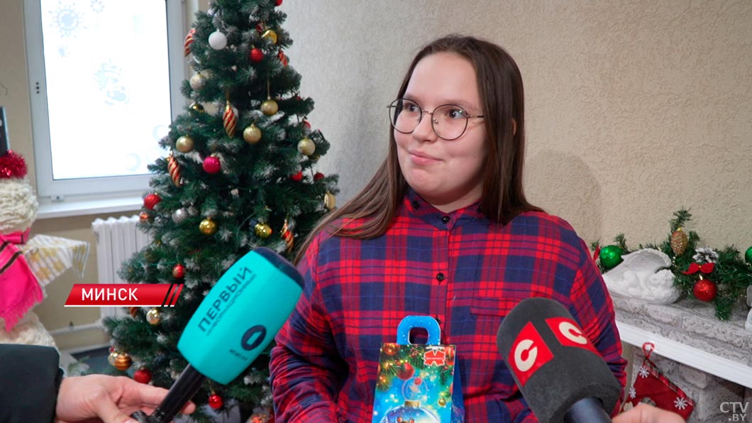 Деток во 2-й клинической больнице Минска поздравило руководство столицы с наступающим Новым годом-4