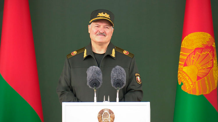 Лукашенко: в армии не должно быть никакой муштры