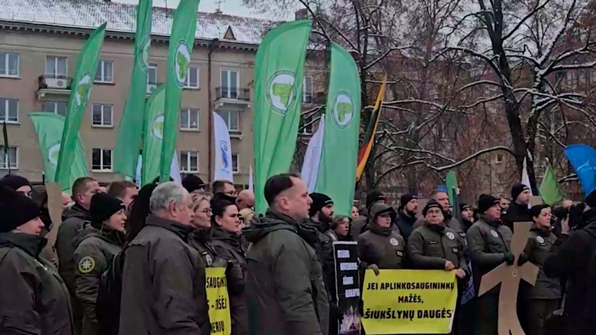 Литовские полицейские провели акцию протеста у здания Сейма