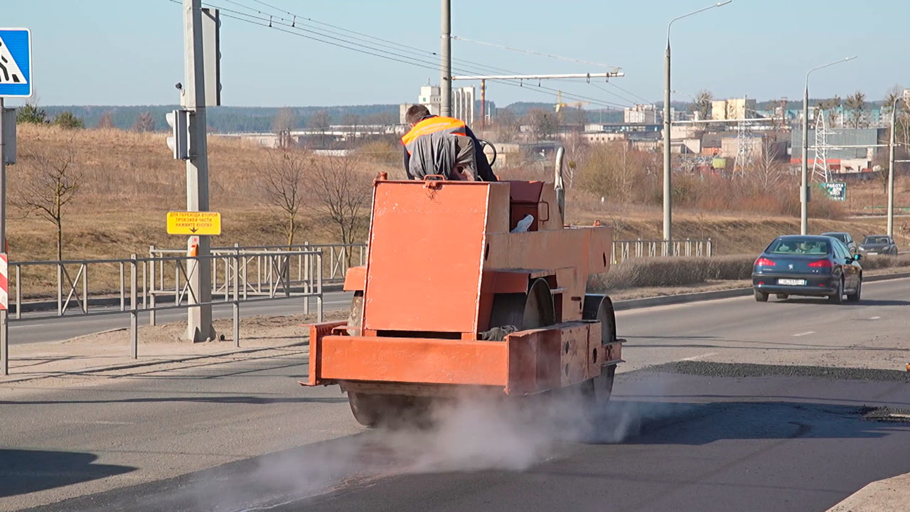 Дорожники ремонтируют асфальт по заявкам от граждан
