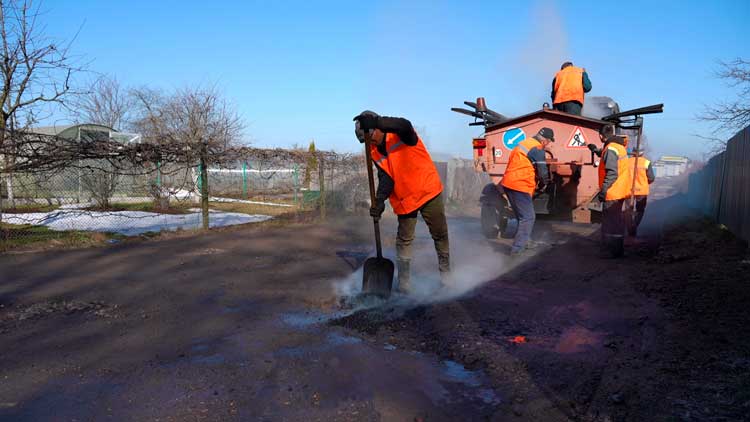 Коммунальщики обновляют дорожное покрытие – как проходит устранение дефектов в Смолевичском районе
