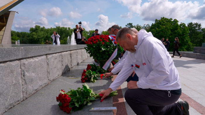 Участники автопробега «Дорогами Победы» доставили в Минск землю с мест братских захоронений из городов-героев