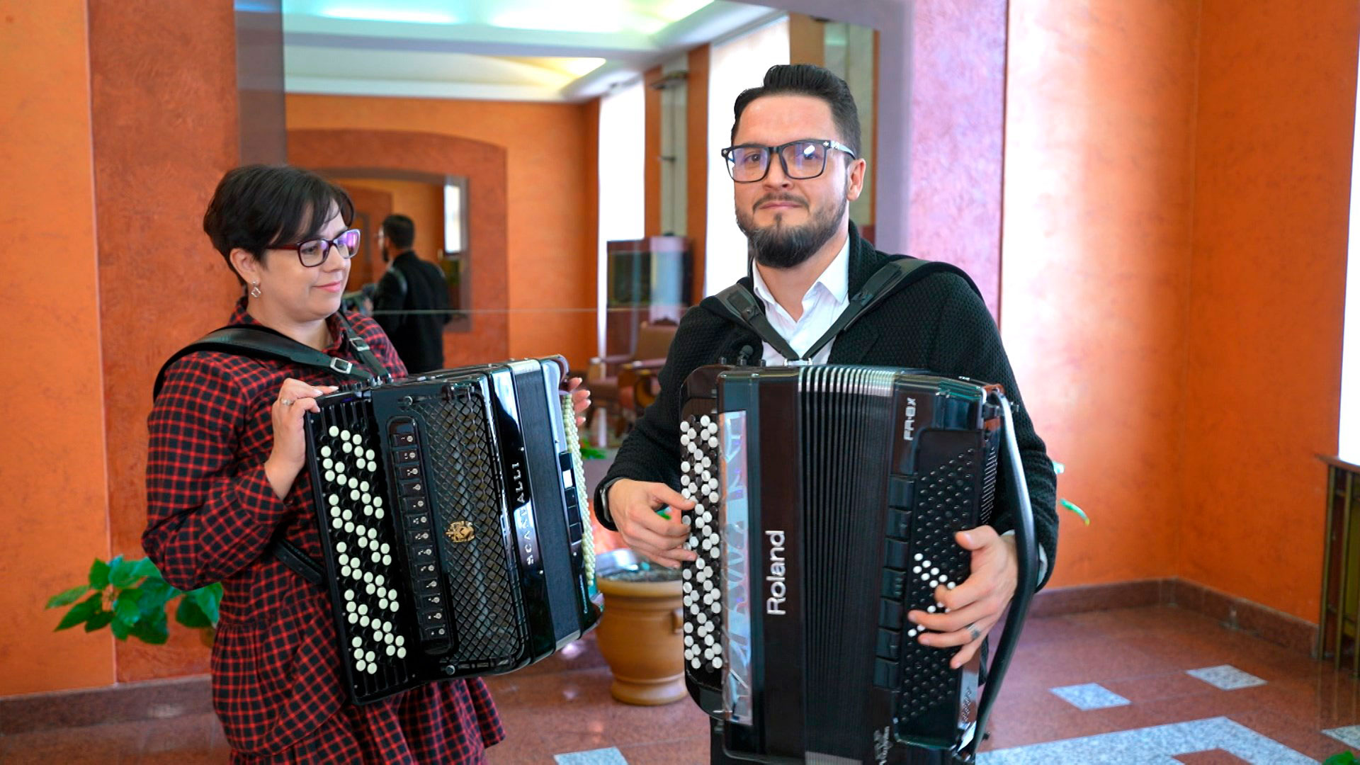 Синтезатор в корпусе. Вот как звучит цифровой баян. Попурри от ведущего солиста оркестра имени Жиновича Синтезатор в корпусе. Вот как звучит цифровой баян. Попурри от ведущего солиста оркестра имени Жиновича