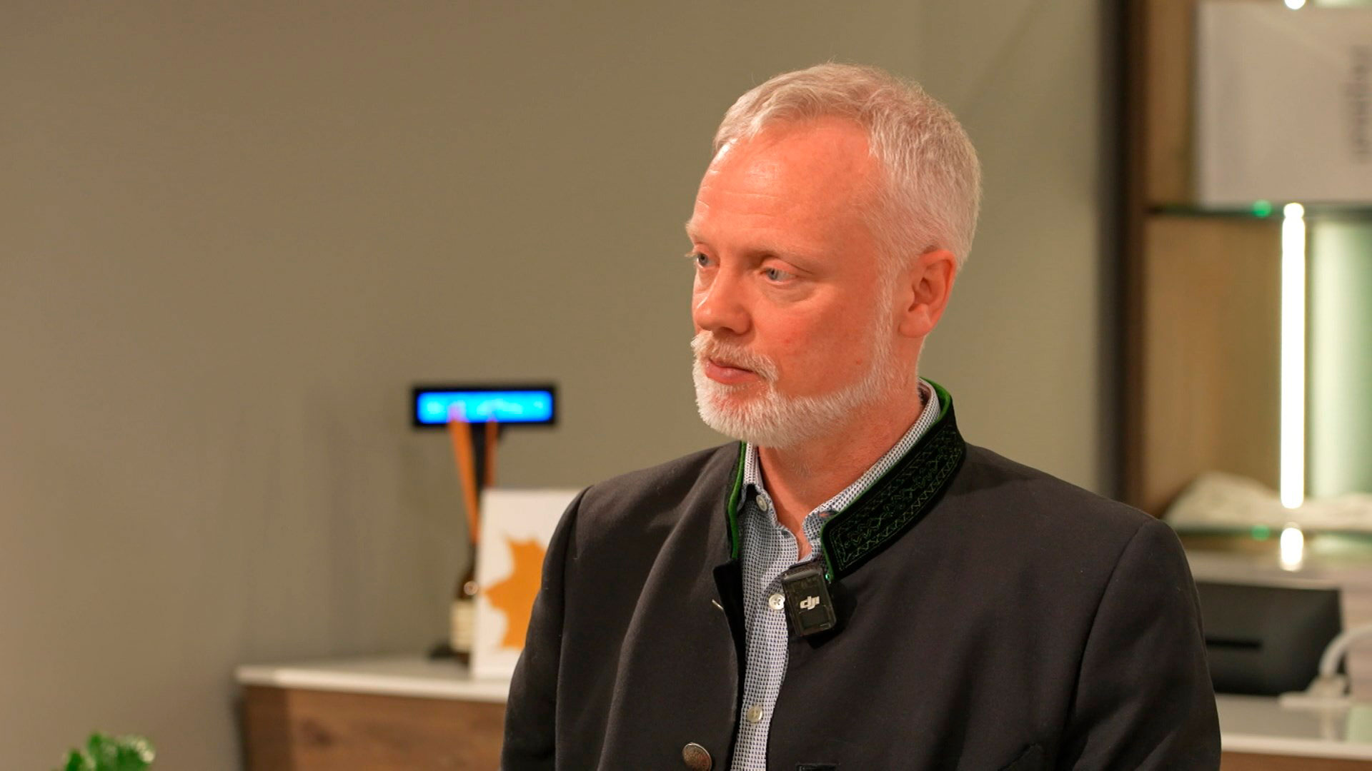 Смена пола за 30 евро, беспредел мигрантов и война с Россией в СМИ. Немецкий политик шокировал фактами о Германии Смена пола за 30 евро, беспредел мигрантов и война с Россией в СМИ. Немецкий политик шокировал фактами о Германии