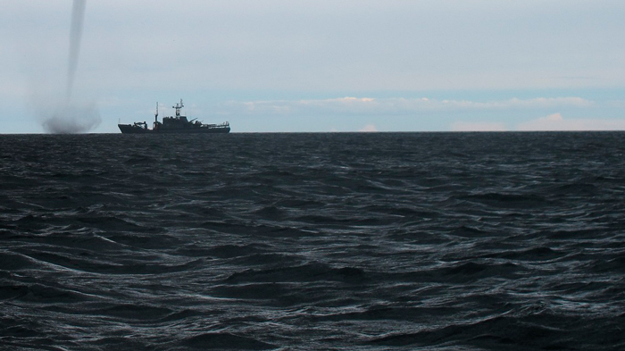 Хуситы атаковали авианосец в Красном море-1