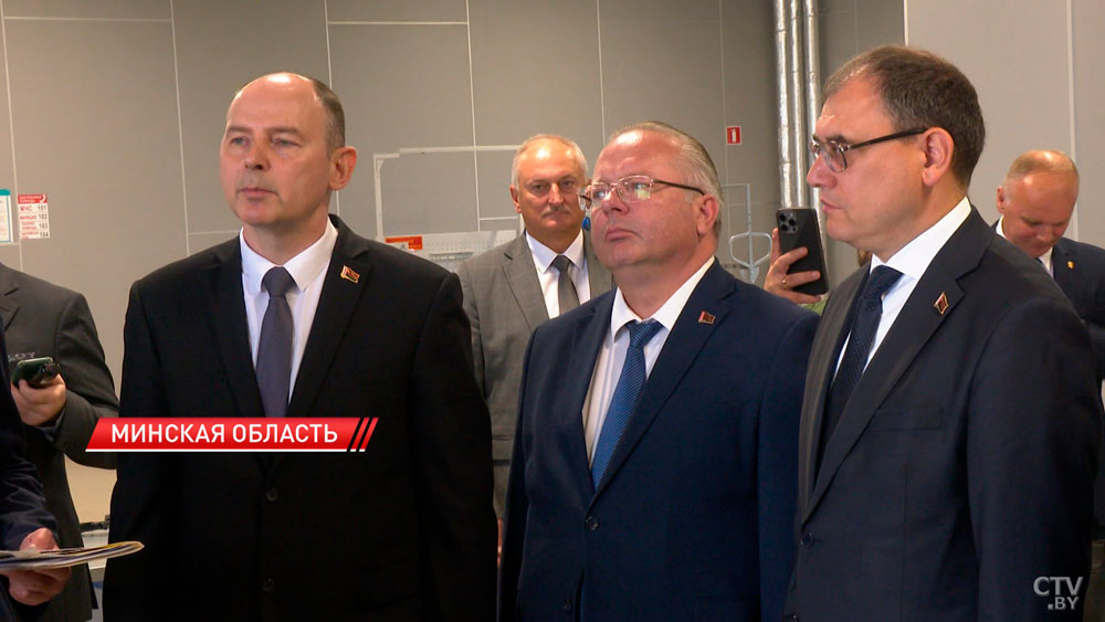 Лукашенко подарили первый полностью белорусский автомат-6
