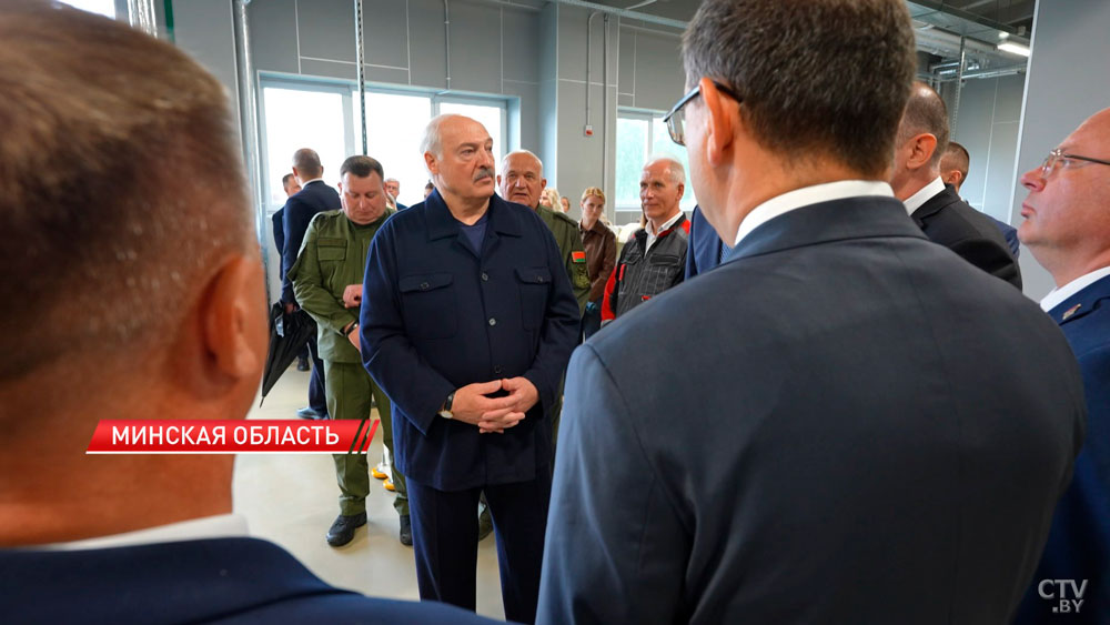 Лукашенко подарили первый полностью белорусский автомат-8
