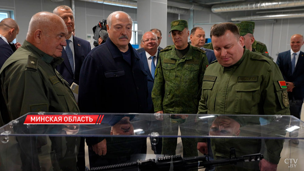 Лукашенко подарили первый полностью белорусский автомат-2