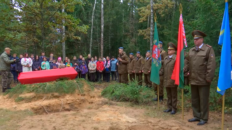 Останки 15 красноармейцев перезахоронили в Лиозненском районе