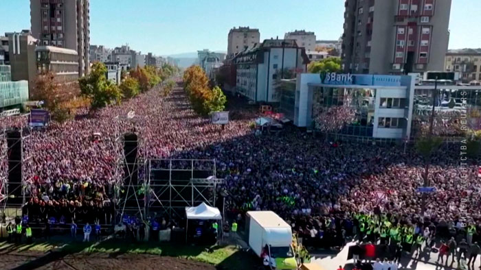 Десятки тысяч сербов собрались на общенациональный марш памяти в Нови-Саде