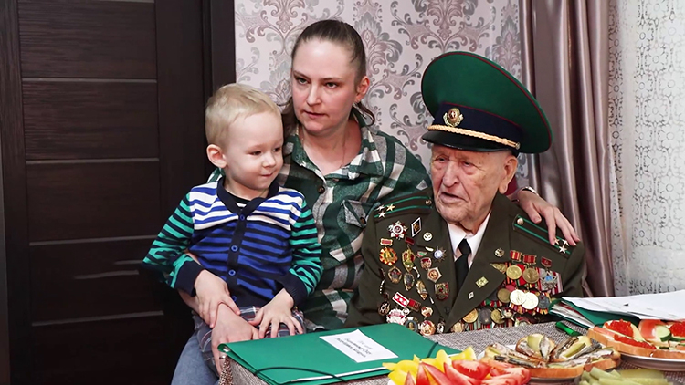Люди с героической судьбой – 99-летнего ветерана поздравили с Днём пограничника