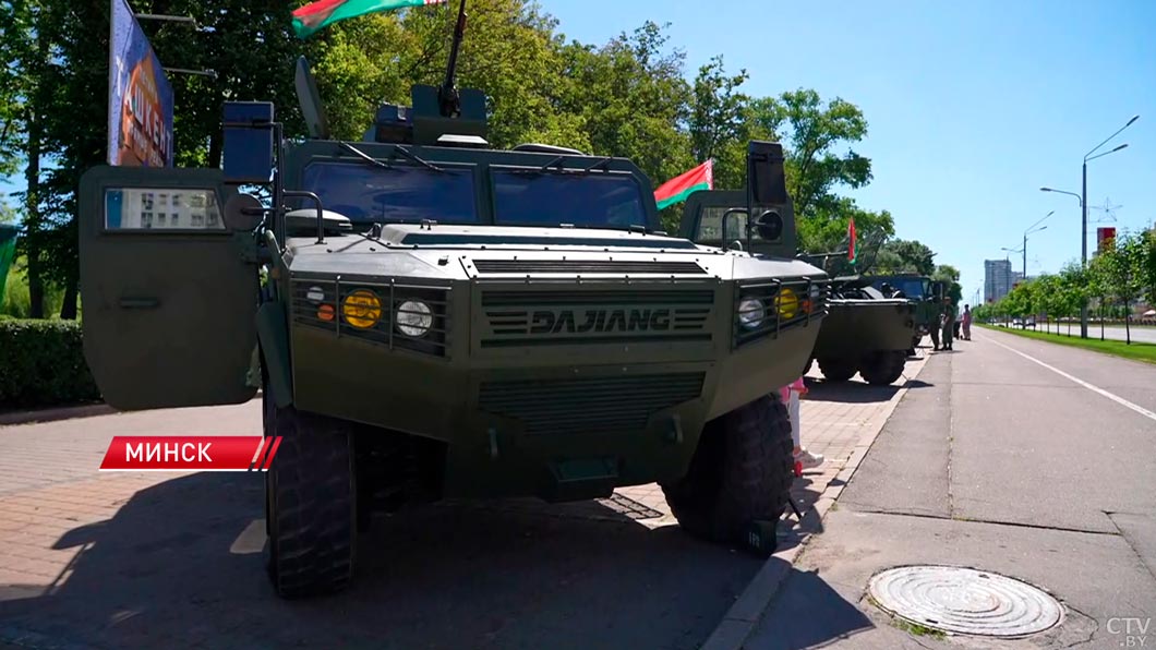 Шоу кинологов с собаками и военная выставка – чем удивляют в минском парке Победы 3 июля-4