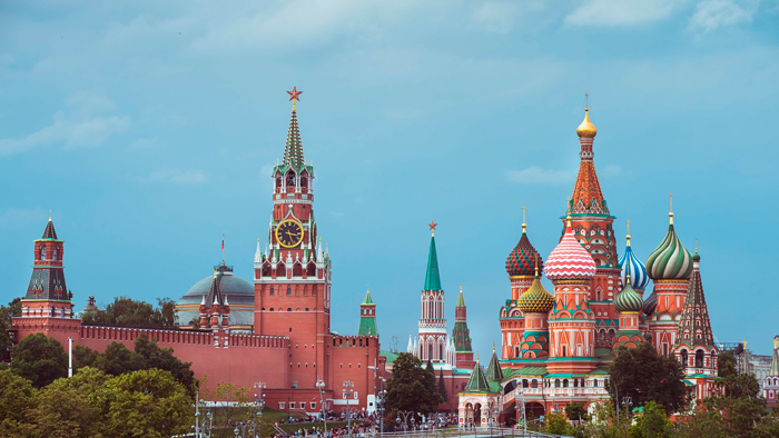 Иностранных лидеров в Кремле встречает гигантская георгиевская лента