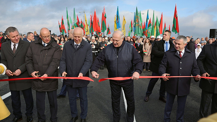 Президент принял участие в церемонии открытия обновлённого моста между Мозырем и Калинковичами