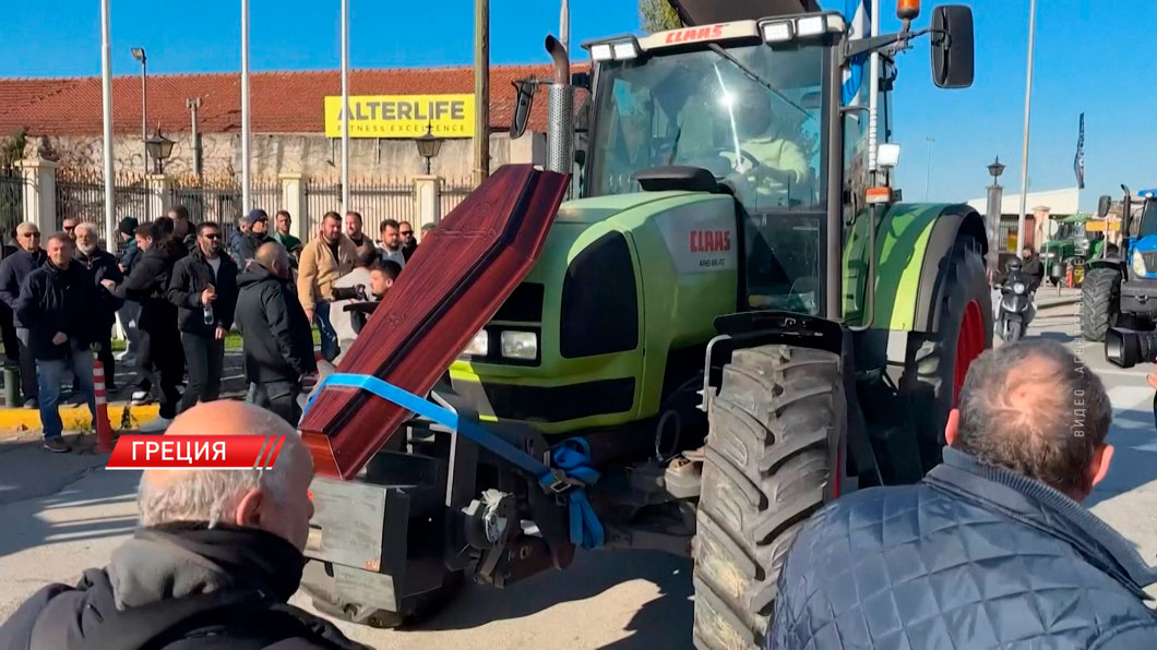 Сотни греческих фермеров заблокировали порт Салоники-4 Сотни греческих фермеров заблокировали порт Салоники-4