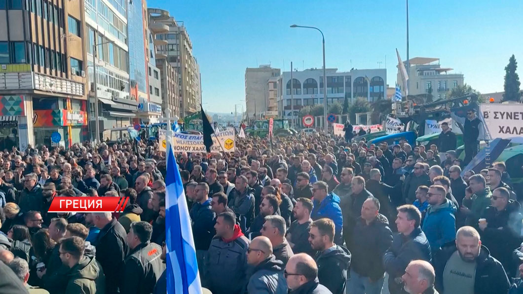 Сотни греческих фермеров заблокировали порт Салоники-2 Сотни греческих фермеров заблокировали порт Салоники-2