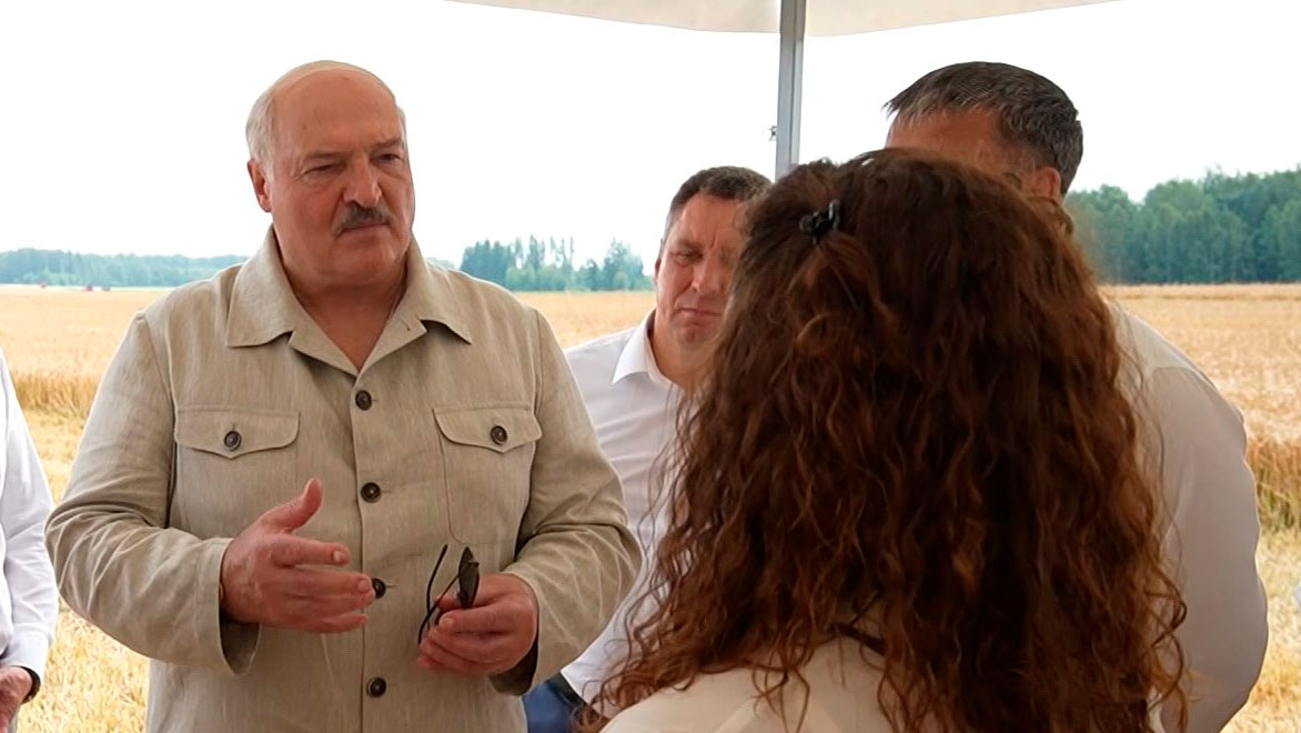 Лукашенко: хозяйства, которые успевают рассчитаться и не должны государству, надо поддерживать