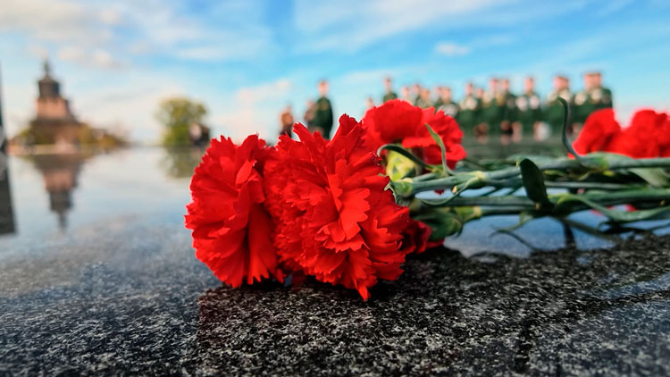 Владимир Перцов возложил цветы к мемориалу «Вечный огонь славы» в Нижнем Новгороде Владимир Перцов возложил цветы к мемориалу «Вечный огонь славы» в Нижнем Новгороде