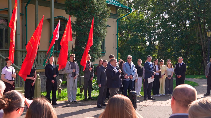 В Лошицком парке прошел торжественный митинг Коммунистической партии