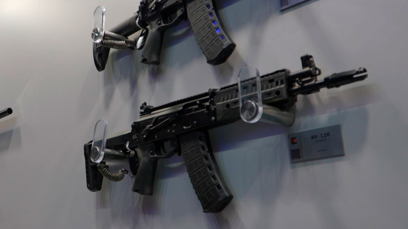 Концерн «Калашников» показал модернизированную версию автомата АК-12 для стрельбы в окопе