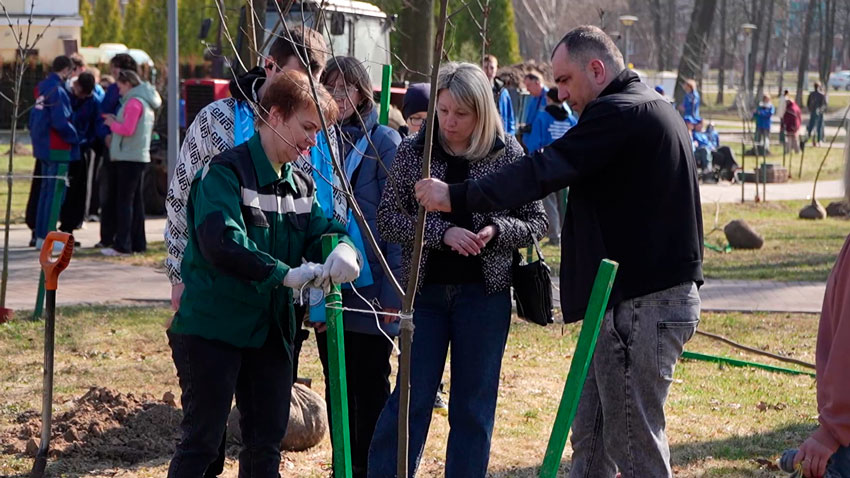 20 тысяч гомельчан вышли на субботник. Как белорусы наводят порядок на родной земле? 20 тысяч гомельчан вышли на субботник. Как белорусы наводят порядок на родной земле?