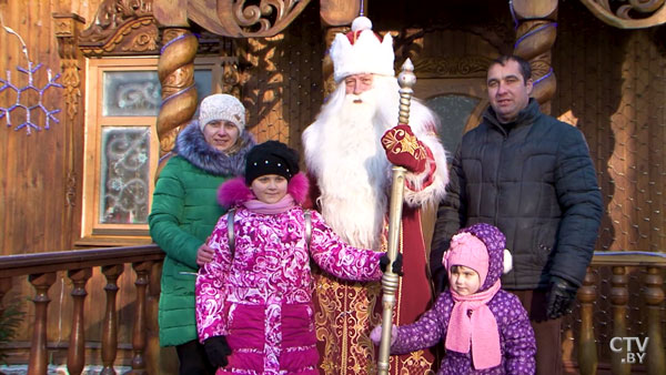 «Долго с нами разговаривал и много интересного рассказал». До белорусского Деда Мороза добрались туристы из  Буркина-Фасо и  Мьянмы