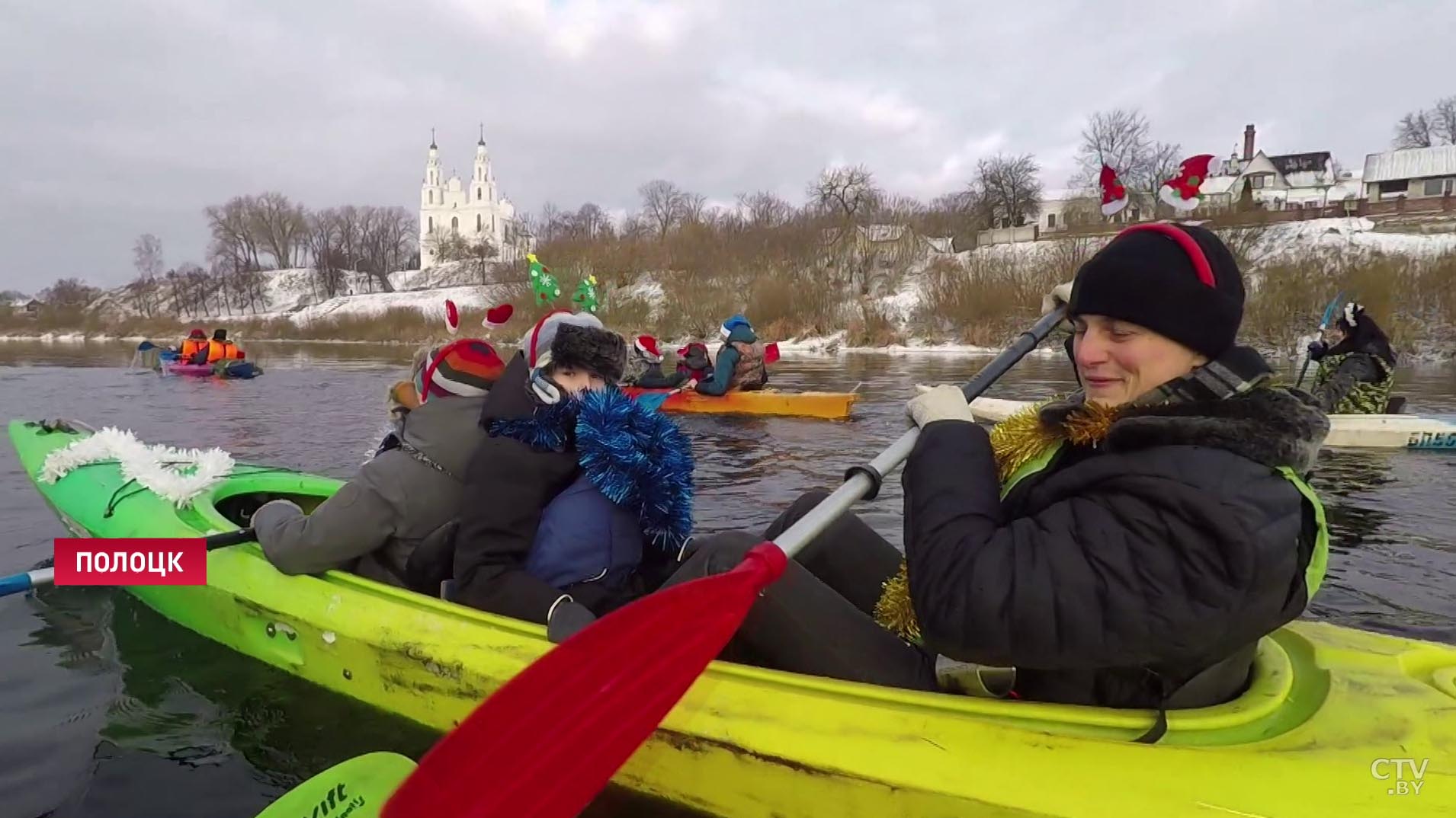 Дед Мороз и Снегурочка с детьми отправились в заплыв по Западной Двине. Посмотрите, как это было-3