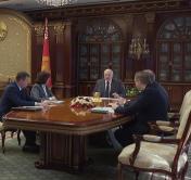 Президент Беларуси: Еду по деревне. Идёт человек один – маска на лице. От чего защитит маска в поле?
