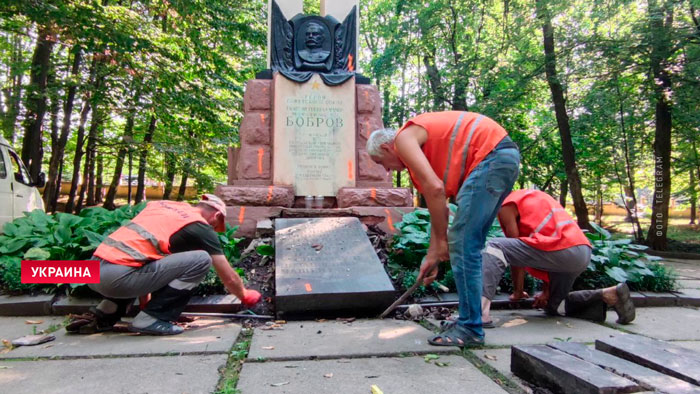 В украинских Черновцах снесли последний советский мемориал в городе