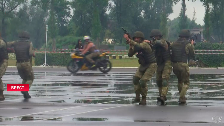 Готовятся с бойцами ЧВК «Вагнер». Военное мастерство показали военнослужащие Брестской десантно-штурмовой бригады-4