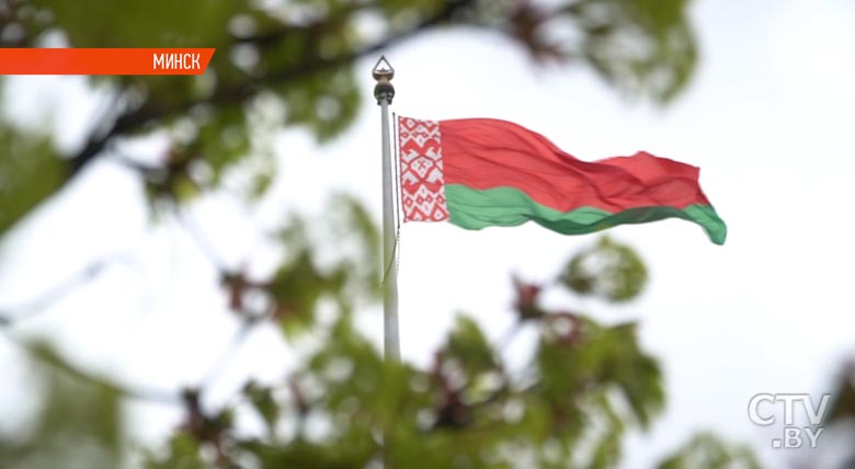 Александр Лукашенко: «Герб, флаг и гимн – это не просто символика, а визитная карточка миролюбивой политики»-1 Александр Лукашенко: «Герб, флаг и гимн – это не просто символика, а визитная карточка миролюбивой политики»-1