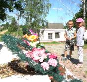 Беларусь, которая помнит. К мемориалам по всей стране несут цветы и вспоминают погибших воинов Великой Отечественной
