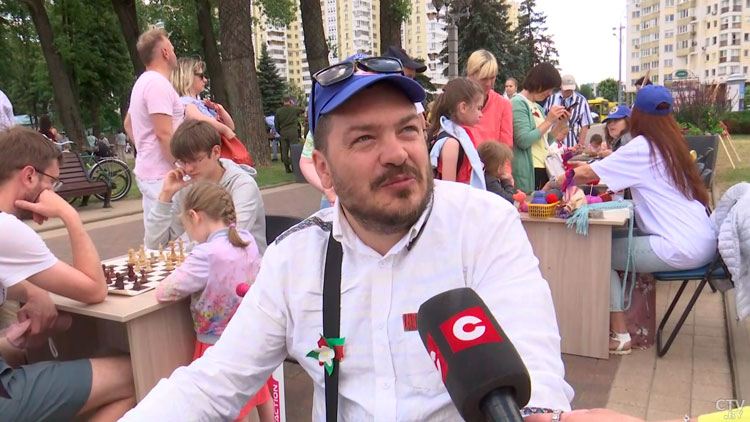 Выступления кинологов, выставка техники и даже шахматы! Вот что подготовили в парке Победы к празднику-13