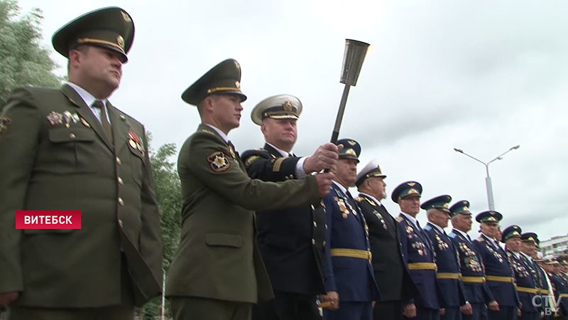 Зажжение огня у памятного знака «Орден Победы» и торжественный парад войск и техники: в Витебске празднуют  День Независимости-11