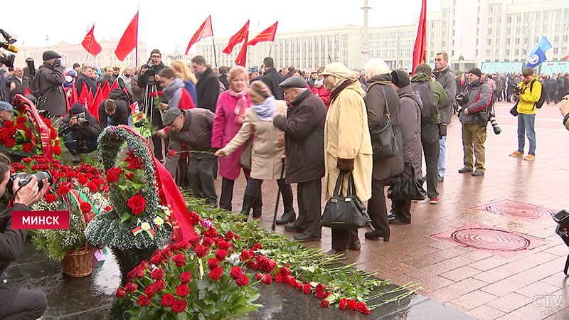 В День Октябрьской революции торжественно возложили цветы к  памятнику Ленину на площади Независимости в Минске-1