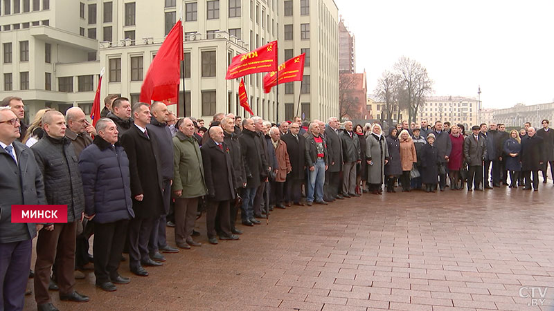 В День Октябрьской революции торжественно возложили цветы к  памятнику Ленину на площади Независимости в Минске-11