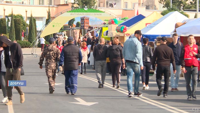 Интерактивы, выставки и открытие памятника Ивану Шамякину. Чем удивляли на Дне белорусской письменности в Добруше?-4