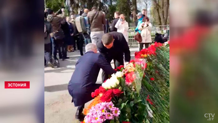 Белорусские дипломаты по всему миру возлагают венки к памятникам ВОВ-1