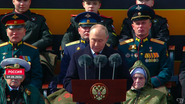 Не допустить Третьей мировой! Каким был День Победы у Президента: от парада в Москве до речи в Минске-22