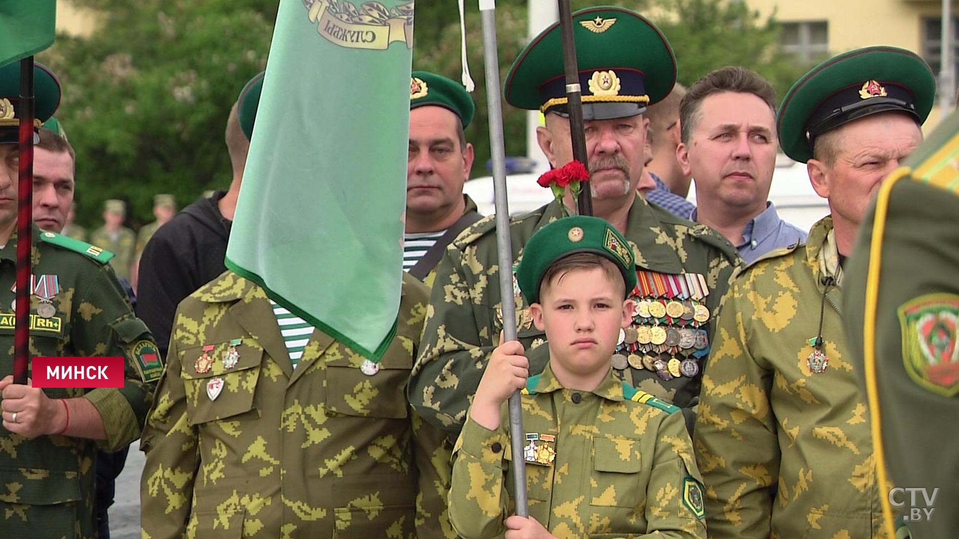 Пограничники возложили цветы к монументу Победы в Минске-10