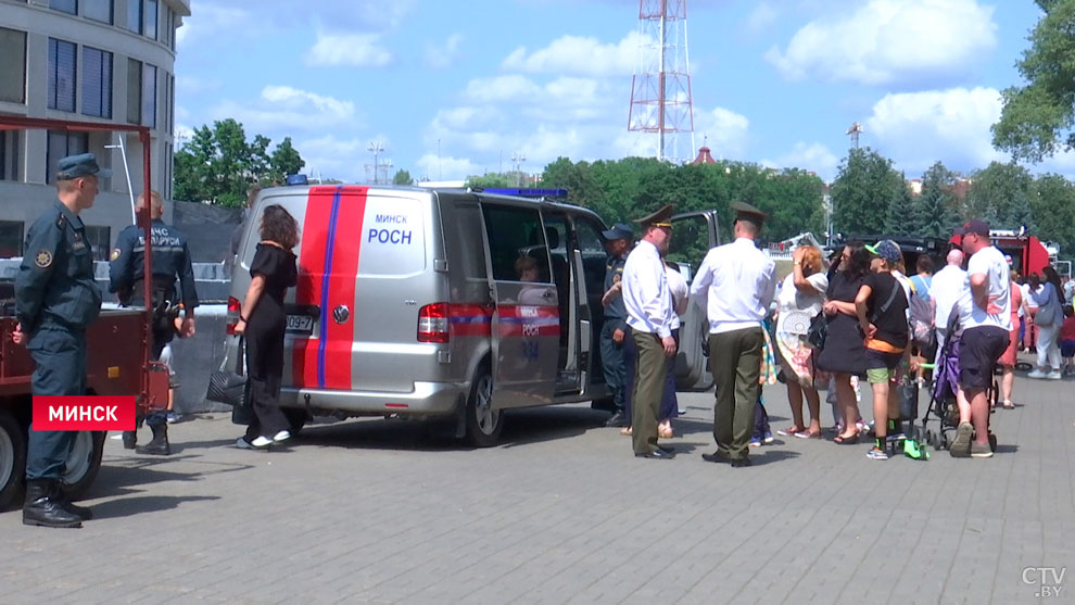 Побывать в дымокамере и посидеть в машине спасателей. Что можно было увидеть в Минске в День пожарной службы?-16