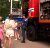 Побывать в дымокамере и посидеть в машине спасателей. Что можно было увидеть в Минске в День пожарной службы?