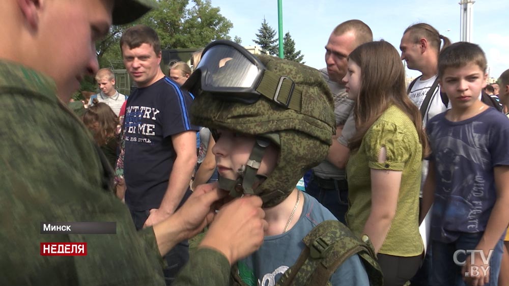  Пожениться в танкоЗАГСе или сыграть в танкофутбол: чем удивил День танкиста в Минске? -16