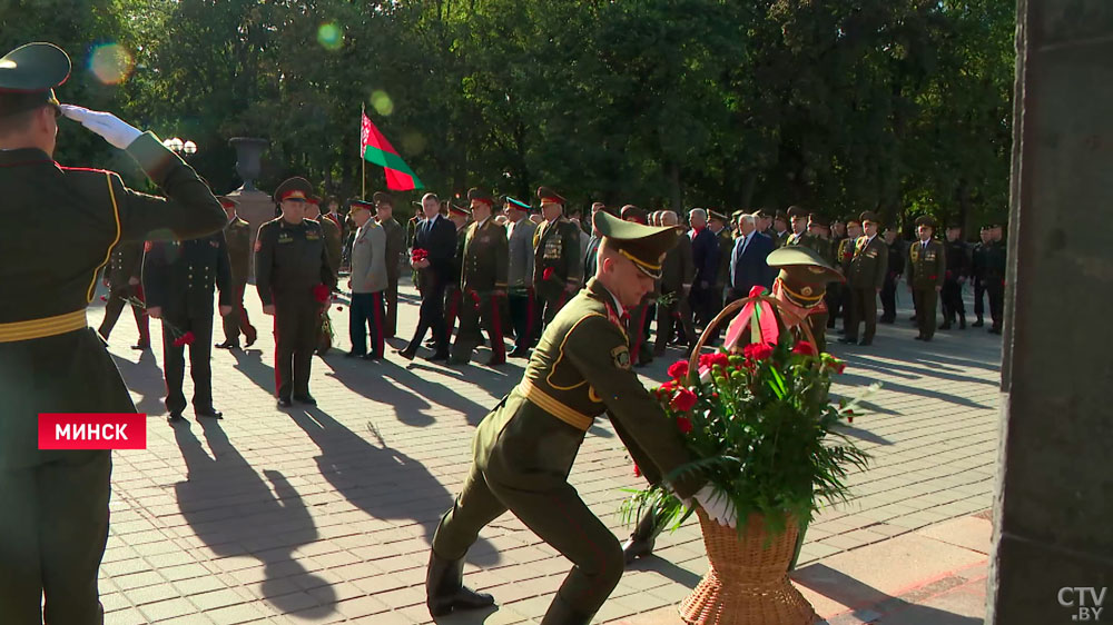 Особо почитаемый праздник. Накануне Дня танкистов у легендарного Т-34 собрались ветераны и служащие в этом роде войск-7