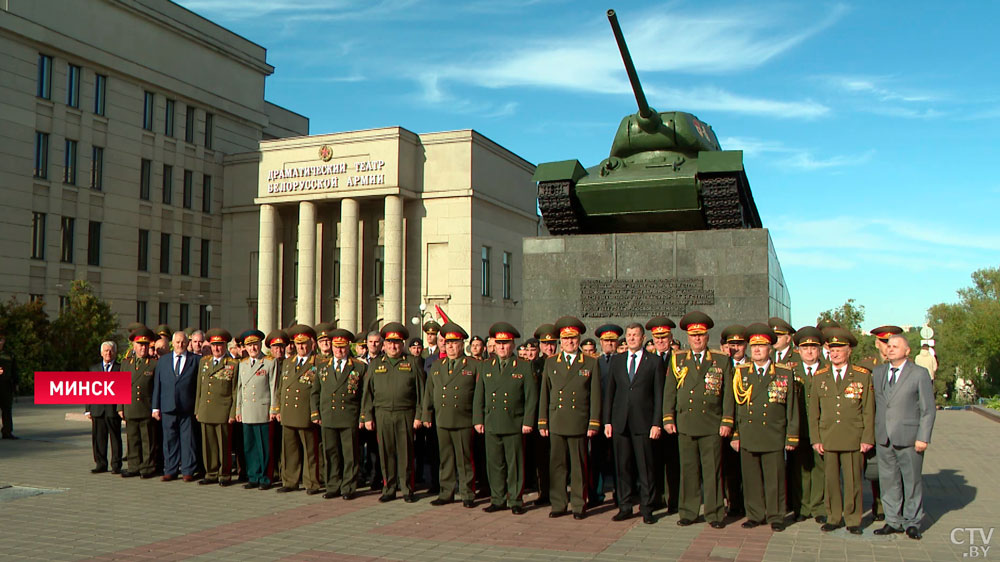 Особо почитаемый праздник. Накануне Дня танкистов у легендарного Т-34 собрались ветераны и служащие в этом роде войск-1