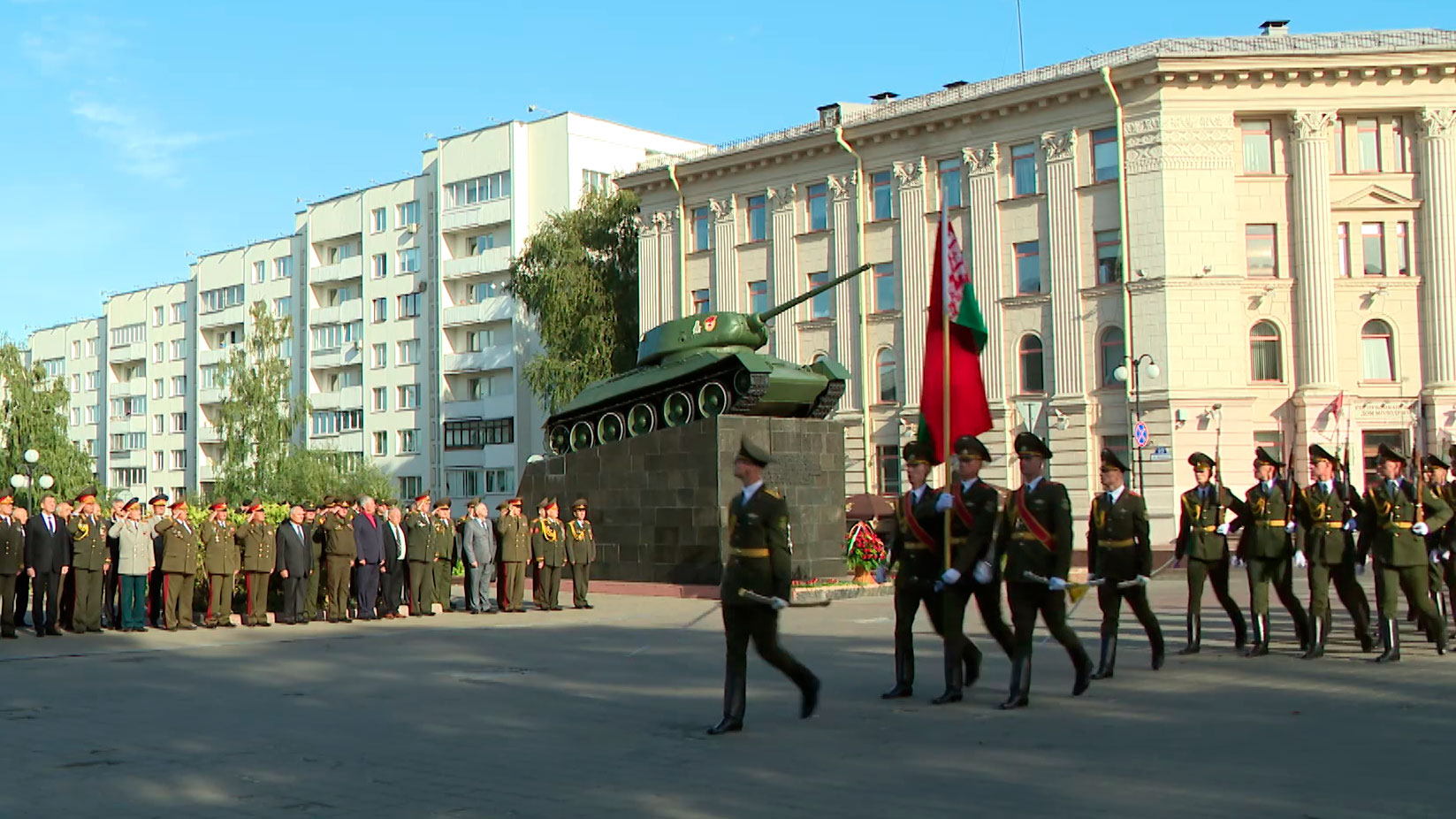 Особо почитаемый праздник. Накануне Дня танкистов у легендарного Т-34 собрались ветераны и служащие в этом роде войск