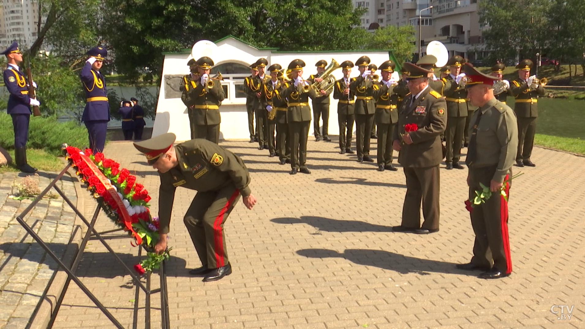 В Минске отмечают 90-летие ВДВ: какое выступление показали у Дворца спорта-1