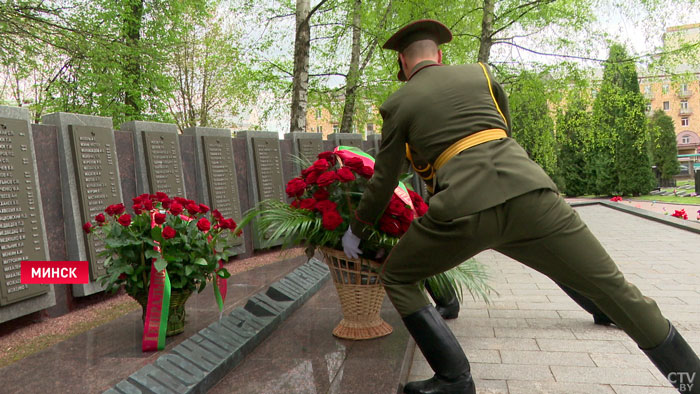 Депутаты Палаты представителей возложили цветы на могилу неизвестного солдата в Минске-1