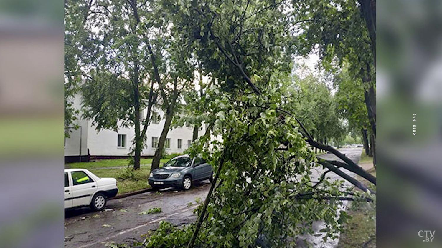 Машины наполовину в воде: непогода в Минске в 5 фото-10